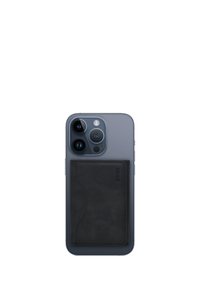 Smartphone di colore blu ardesia con una custodia in pelle nera testurizzata attaccata. La custodia presenta un design con bordi curvi e ricamo del logo.