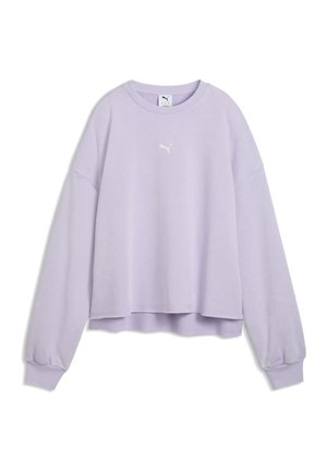 Lys lilla sweatshirt med lange ærmer, croppet snit, ribbede manchetter, rund hals og lille hvidt Puma-logo på brystet, vist på hvid baggrund.
