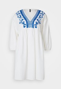 Vit bomullsklänning med V-halsringning, blåblommig broderi och puffiga 3/4-ärmar. Har en sammanknuten midja och avslappnad passform.