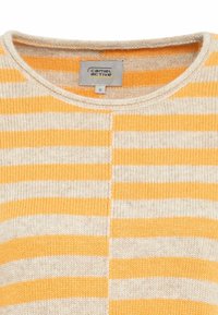Gestreifter Pullover in Gelb und Creme, mit geripptem Muster, rundem Ausschnitt und Etikett, das die Größe S zeigt. Betont das Strickdesign und das Muster.