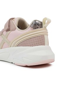 Zapatilla rosa con un upper texturizado que presenta ante suave y detalles perforados. Los acentos en color crema y una pestaña del talón brillante aportan contraste.