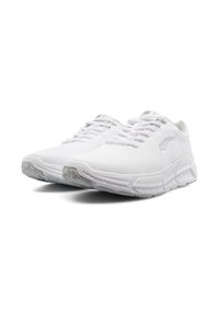 Vita sportskor i vitt med överdel i mesh, snörning, vadderad krage, strukturerad sula och subtil logotypdetalj på sidan.