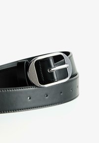 Svart läderbälte med en texturerad silver rektangulär spänne, med flera bälthål och släta sömmar längs kanterna.