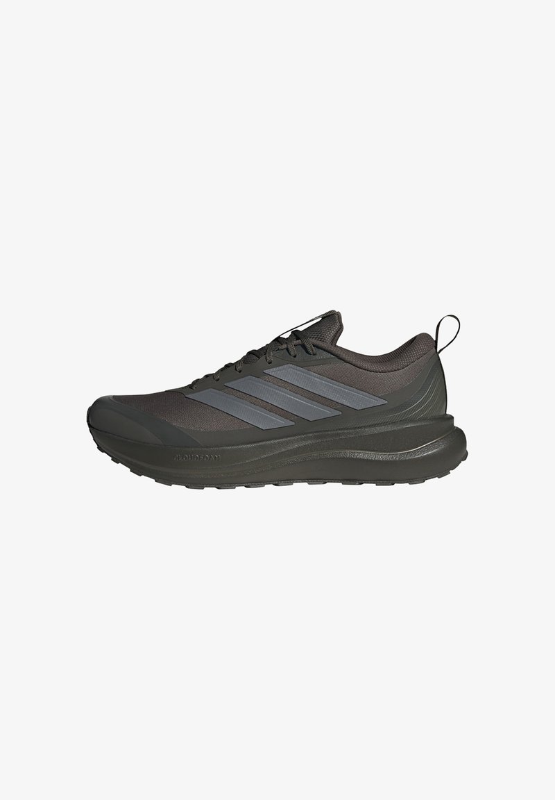 Chaussure de sport noire basse avec des bandes grises, fermeture à lacets, semelle rembourrée et languette au talon, vue de profil.