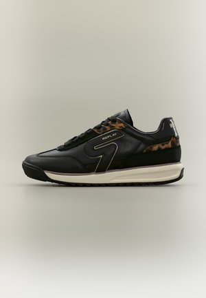 Baskets en cuir noir avec détails imprimé léopard, semelle blanche et logo "Replay" sur le côté et le talon, vues de profil.