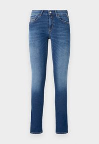 Niebieskie dżinsy o slim fit, średnim stanem, pięcioma kieszeniami i lekkim efektem blaknięcia od uda do dołu.