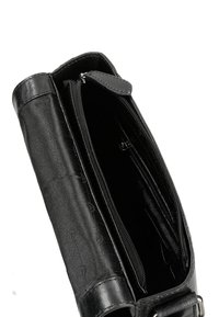 Borsa a tracolla in pelle nera con un design strutturato. Presenta un scomparto principale con zip e una tasca interna, texture liscia e cuciture a contrasto.