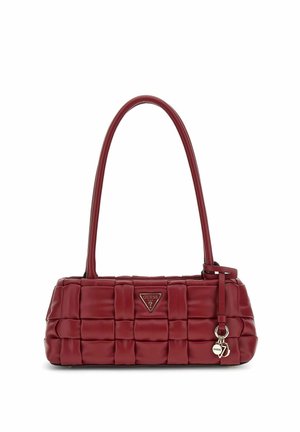 Sac à main matelassé rouge avec une finition lisse et brillante. Complété par une plaque logo triangulaire, une bandoulière réglable et de petits accents de charm.