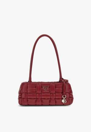 Sac à main matelassé rouge avec une finition lisse et brillante. Complété par une plaque logo triangulaire, une bandoulière réglable et de petits accents de charm.