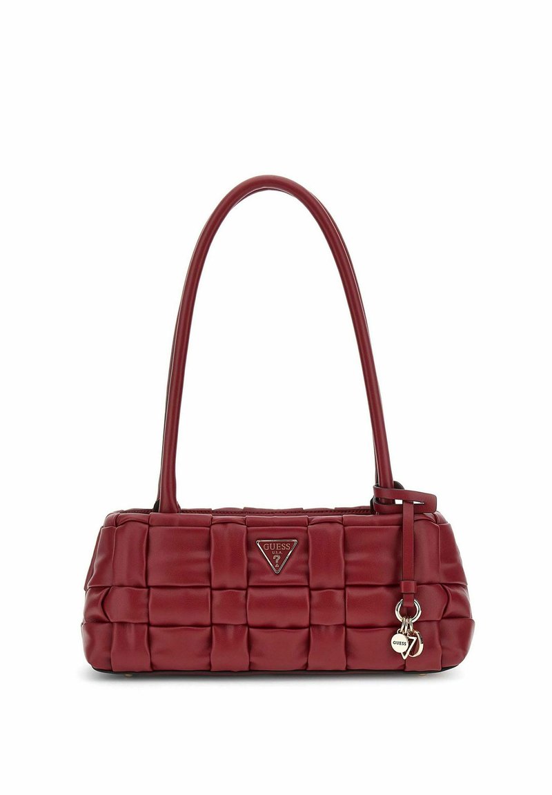 Borsa a tracolla rossa, trapuntata, con una finitura liscia e lucida. Presenta una placca logo triangolare, una tracolla regolabile e piccoli accenti a forma di charm.