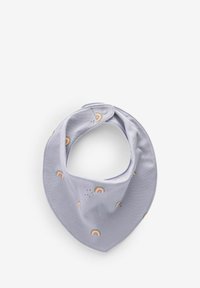 Helles graues Bandana-Lätzchen aus weichem Stoff mit kleinen Regenbogen- und Punktemustern; verfügt über einen Druckknopfverschluss für eine verstellbare Passform und ein einfaches Anziehen.