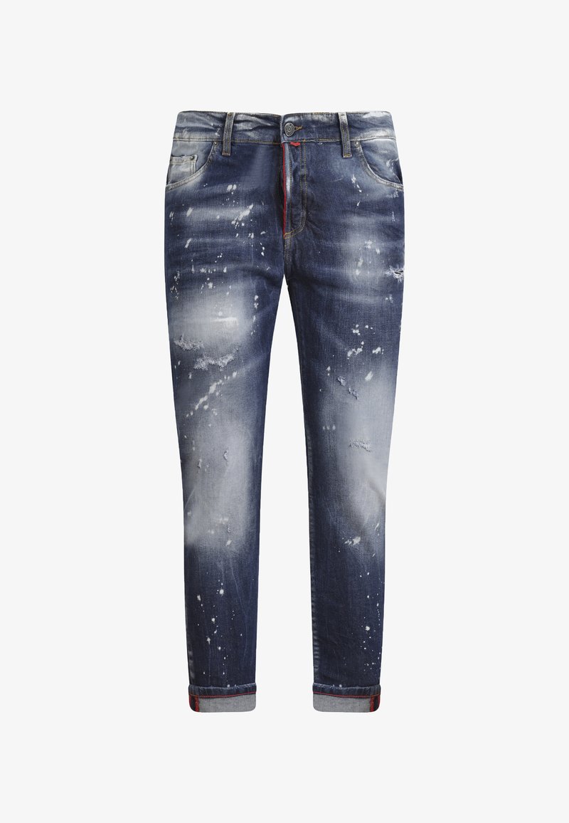 Vaqueros de mezclilla azul con un acabado desgastado y desteñido, que presentan patrones de salpicaduras blancas y puños enrollados con un acento rojo. Diseño clásico de cinco bolsillos.