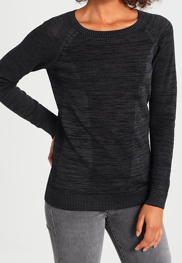 Černý svetr s dlouhými rukávy, texturovanými ribkovými a hladkými pletenými vzory, kulatým výstřihem a volným střihem, spárovaný se šedými kalhotami.