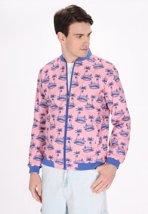 Roze bomberjack met een blauw palmboom- en eilandprint, volledige rits aan de voorkant, ribgebreide kraag en manchetten, zachte textuur, lichtgewicht ontwerp.