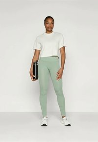 Björn Borg STUDIO CROPPED - Trükipildiga T-särk - cannoli cream