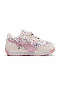 Zapatitos para bebé con un upper de ante rosa claro, acentos blancos brillantes, una capa de malla estampada y suela de goma rosa. Incluye cordones y velcro.