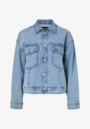 Lyseblå denimjakke med knappelukking foran, to brystlommer med klaff, lange ermer og spiss krage.