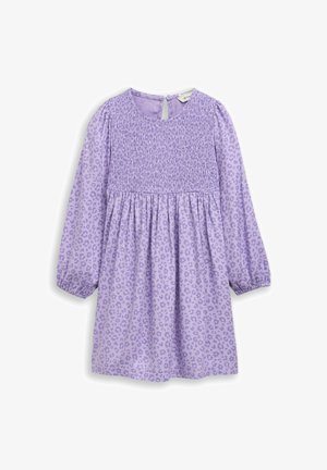 Robe lilas à manches longues avec corsage froncé et motif léopard subtil, poignets élastiques et fermeture par bouton à œillet dans le dos.