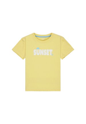 T-shirt en coton jaune avec un graphique blanc "SUNSET." agrémenté d'accents bleu clair, col rond et manches courtes. Texture douce.