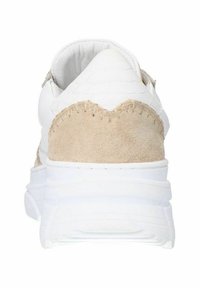 Sneaker bianca con tomaia in pelle testurizzata e tallone in suede beige. Presenta una suola spessa bianca e dettagli a onda sul tallone.