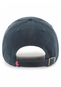Casquette de baseball en coton bleu foncé avec une visière incurvée, une sangle ajustable à l'arrière et un petit logo rouge sur le côté. Tissu texturé.