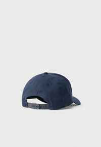 Ρουά σκούφος baseball με ρυθμιζόμενο μέγεθος και πλαστική κούμπωμα τύπου snap, απεικονίζεται από πίσω σε λευκό φόντο.