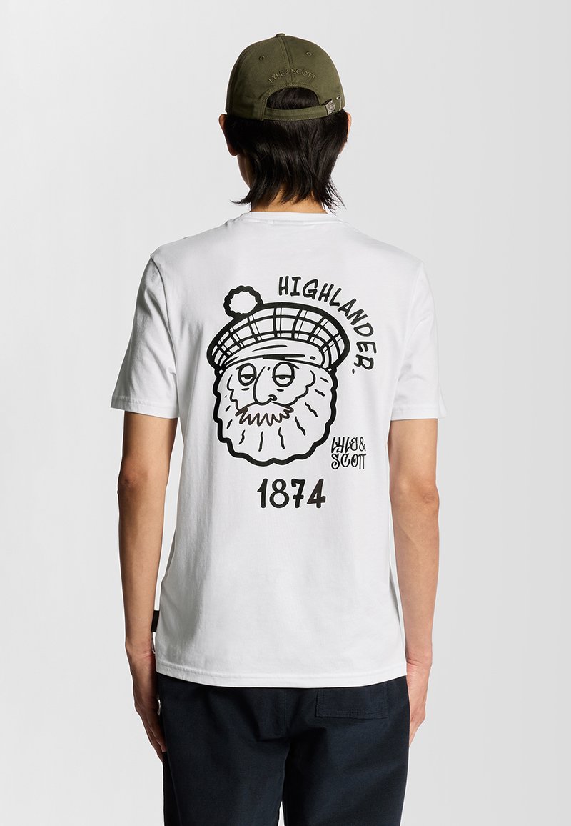Weißes Baumwoll-T-Shirt mit einem schwarzen Grafikdruck auf der Rückseite, der einen bärtigen Charakter in einer karierten Mütze zeigt, mit dem Text "HIGHLANDER" und "1874".