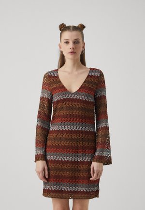 Abito in pizzo con scollatura a V profonda, maniche lunghe e motivo a righe nei toni del marrone, rosso e azzurro chiaro, con dettagli intricati.