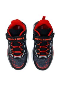 Sneakers nere e rosse con tomaia testurizzata, suola bianca, logo "BULL BOYS" ben evidente, lacci elasticizzati e chiusura con cinturino a strappo.