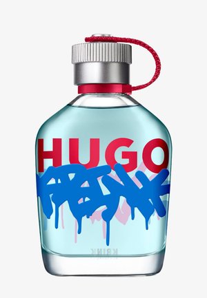 Klar glas parfume flaske med lyseblå væske, sølv låg med rød loop, fed rød "HUGO" tekst og blå graffiti-stil overlay.
