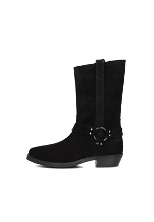 Bottine en daim noir avec un bout arrondi, panneau élastique et une sangle réglable avec boucle accentuée en argent. Design à talon bas.