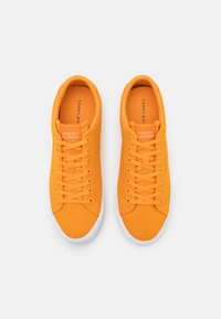 Tommy Hilfiger Tossud - rich ochre