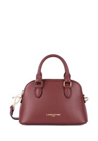 Petit sac à main en cuir texturé bordeaux avec double poignées, quincaillerie dorée, bandoulière amovible et logo "Lancaster Paris" sur le devant.
