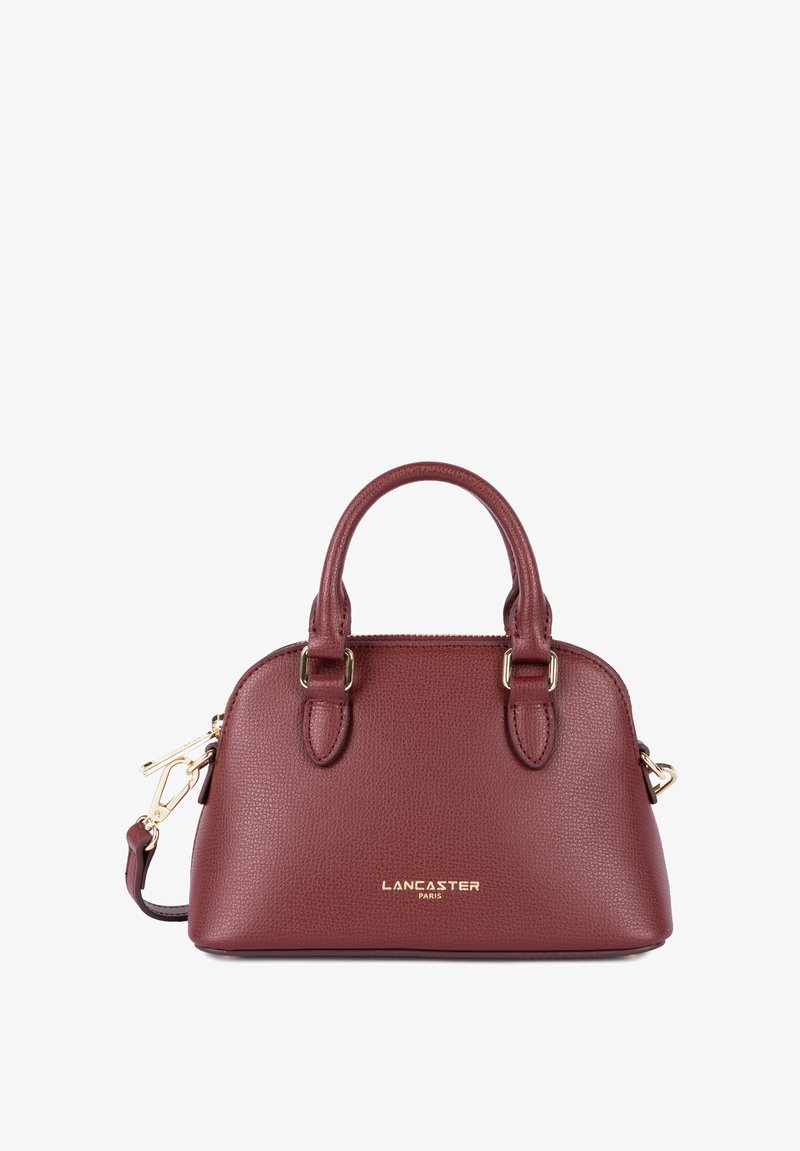 Petit sac à main en cuir texturé bordeaux avec double poignées, quincaillerie dorée, bandoulière amovible et logo "Lancaster Paris" sur le devant.