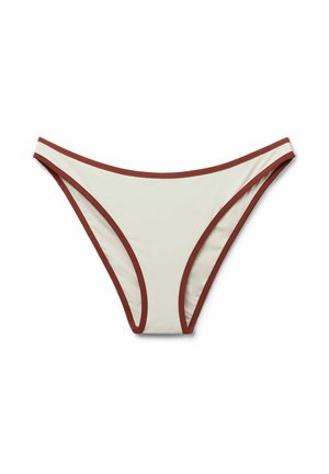 Slip bikini bianco con bordatura marrone, taglio a vita bassa e aperture alte sulle gambe su sfondo bianco.