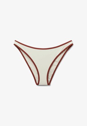 Slip bikini bianco con bordatura marrone, taglio a vita bassa e aperture alte sulle gambe su sfondo bianco.