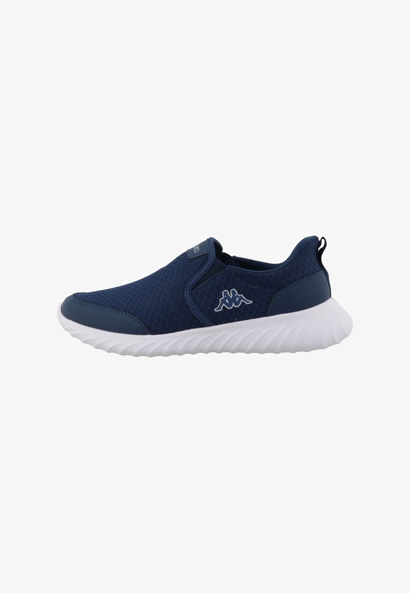 Baskets bleu marine à enfiler avec dessus en mesh, semelle blanche texturée, languette de traction au talon, et logo sur le côté et la languette.