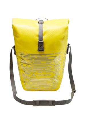 Zaino impermeabile giallo con un design strutturato, caratterizzato da un motivo riflettente e dettagli grigi. Include una tracolla regolabile.