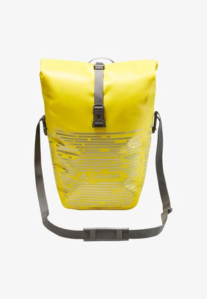 Gele waterdichte rugzak met een gestructureerd ontwerp, voorzien van een reflecterend patroon en grijze accenten. Inclusief verstelbare schouderriem.