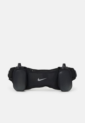 Ceinture d'hydratation noire Nike avec deux bouteilles d'eau grises, sangle ajustable, poches sécurisées et un logo central. Tissu durable et design élégant.