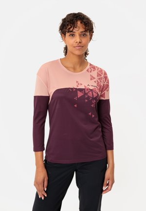 Sportieve longsleeve shirt met een roze geometrisch patroon op het bovenste gedeelte, overgaand in een diep paarse onderzijde; textuurstof.