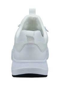 Weißer synthetischer Sneaker mit gepolsterter Kragen, strukturiertem lederähnlichem Finish und einer schwarzen Gummisohle. Verfügt über eine Schlaufe am Fersenbereich für einfaches An- und Ausziehen.