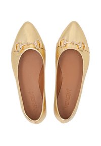 Gouden leren ballerina's met een spitse neus, voorzien van een kleine kettingaccent aan de opening en een gladde, glanzende textuur. De binnenkant is bruin.