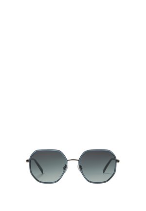 Lunettes de soleil avec verres dégradés hexagonaux foncés et monture fine en métal avec plaquettes de nez et branches fines sur fond blanc.