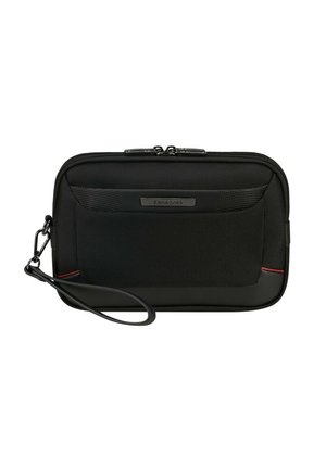 Schwarze, mit Reißverschluss verschlossene Clutch-Tasche mit strukturiertem Äußeren, ausgestattet mit einem Handgelenkriemen und einem roten Akzentstreifen am unteren Rand. Flaches Design für platzsparende Aufbewahrung.