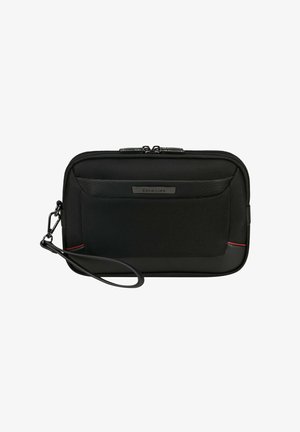 Schwarze, mit Reißverschluss verschlossene Clutch-Tasche mit strukturiertem Äußeren, ausgestattet mit einem Handgelenkriemen und einem roten Akzentstreifen am unteren Rand. Flaches Design für platzsparende Aufbewahrung.