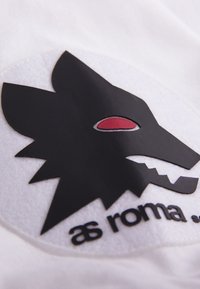 Zwarte wolfkop logo met rode ogen op een witte achtergrond, met onderaan in zwarte tekst "as roma". Soepele textuur, gedurfde designelementen.