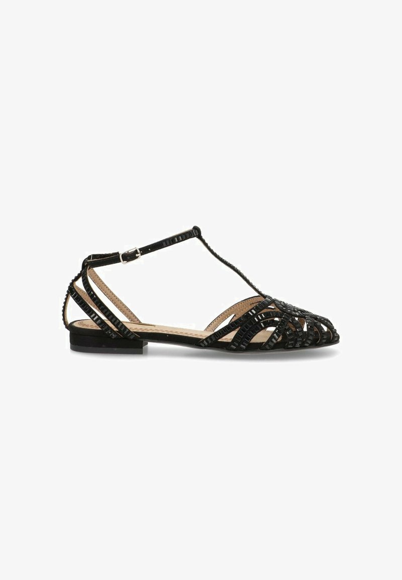 Sandal de plano negro con tiras trenzadas, correa ajustable en el tobillo, diseño de punta abierta y plantilla texturizada. Adecuado para uso casual.