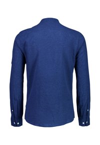 Vista posteriore di una camicia casual a maniche lunghe, con polsini abbottonati, di colore blu uniforme e colletto su sfondo bianco.