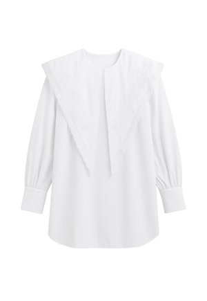Blusa blanca de manga larga con cuello en forma de V sobredimensionado que presenta un sutil bordado floral y puños anchos.